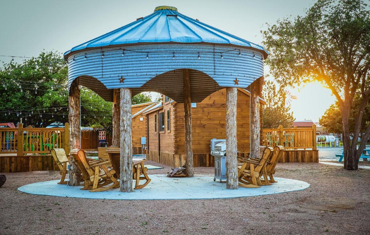 The Big Texan - Cabins And Wagons Амарилло Экстерьер фото