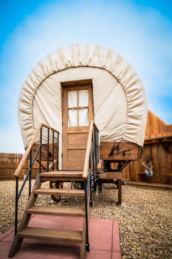 The Big Texan - Cabins And Wagons Амарилло Экстерьер фото