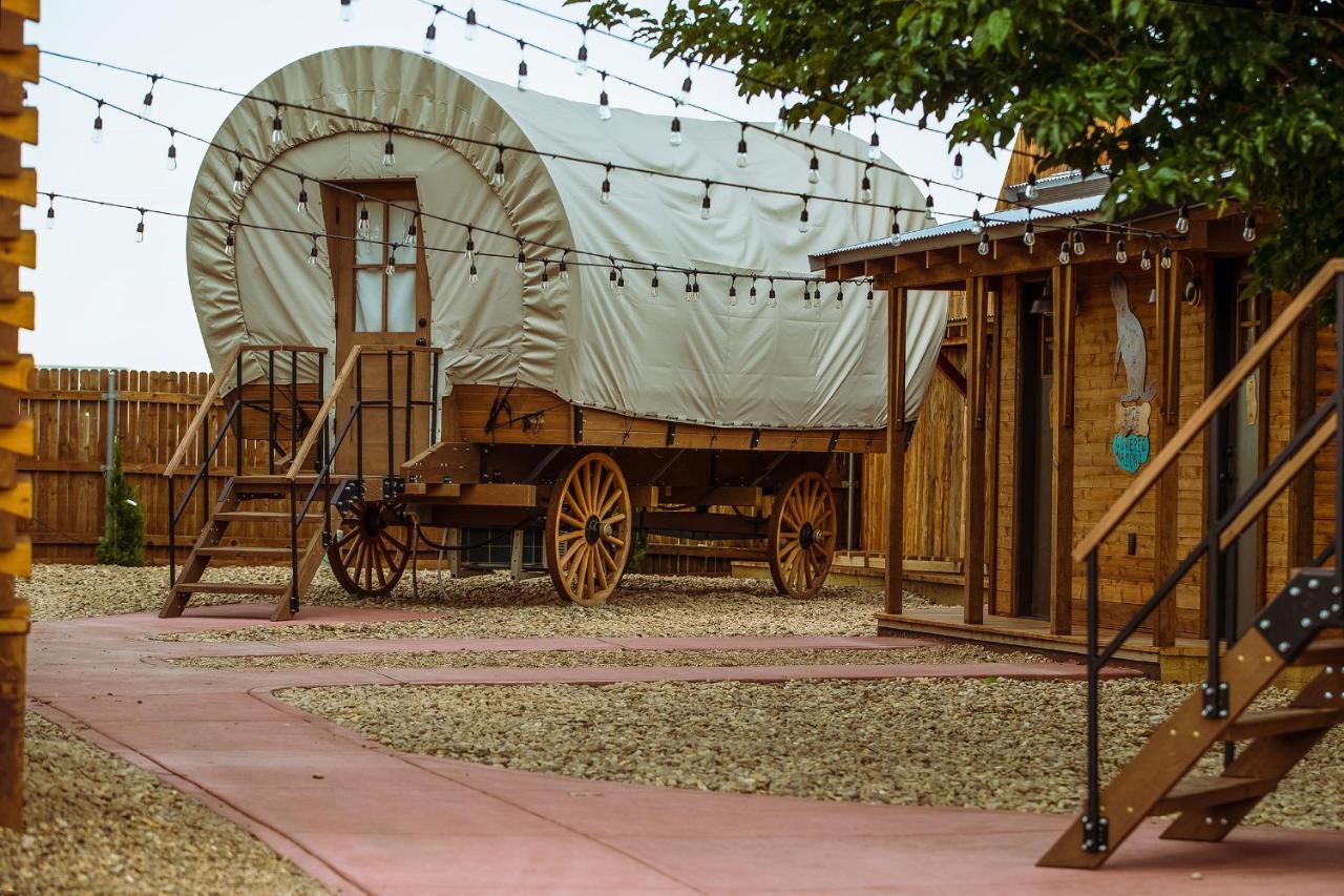 The Big Texan - Cabins And Wagons Амарилло Экстерьер фото