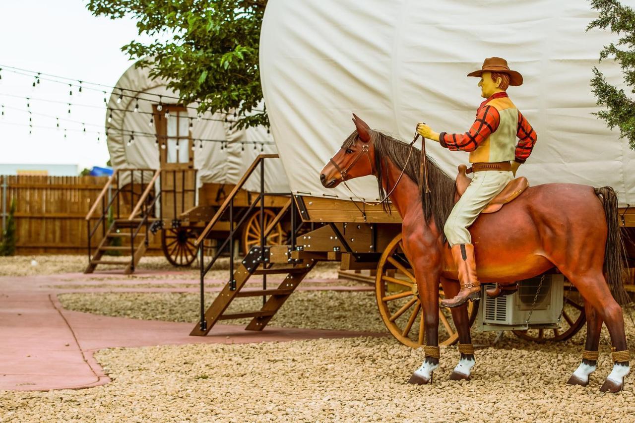 The Big Texan - Cabins And Wagons Амарилло Экстерьер фото