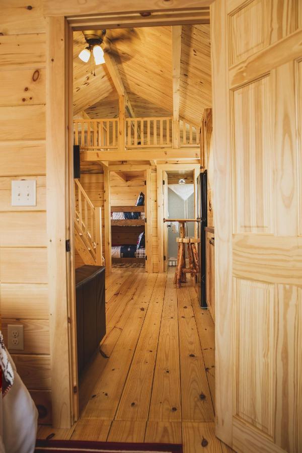 The Big Texan - Cabins And Wagons Амарилло Экстерьер фото