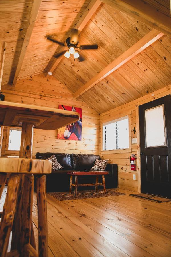 The Big Texan - Cabins And Wagons Амарилло Экстерьер фото
