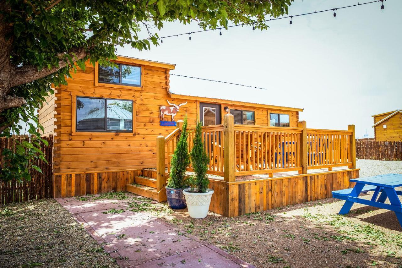 The Big Texan - Cabins And Wagons Амарилло Экстерьер фото
