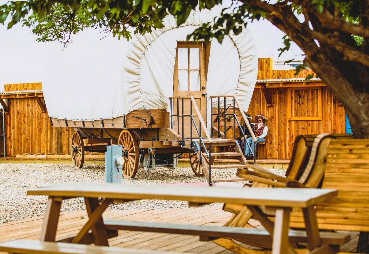 The Big Texan - Cabins And Wagons Амарилло Экстерьер фото