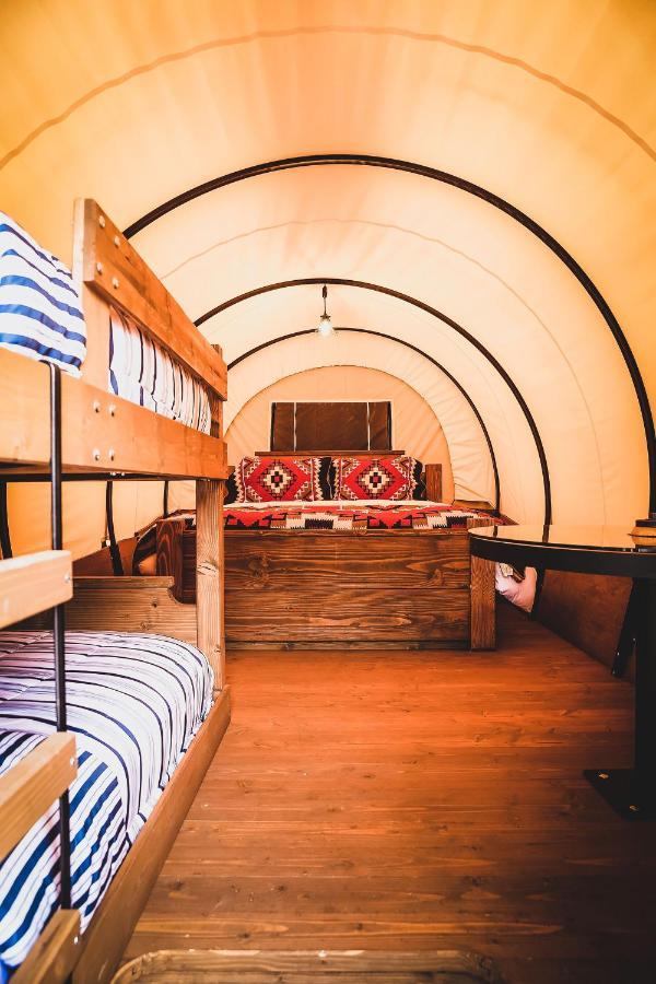 The Big Texan - Cabins And Wagons Амарилло Экстерьер фото